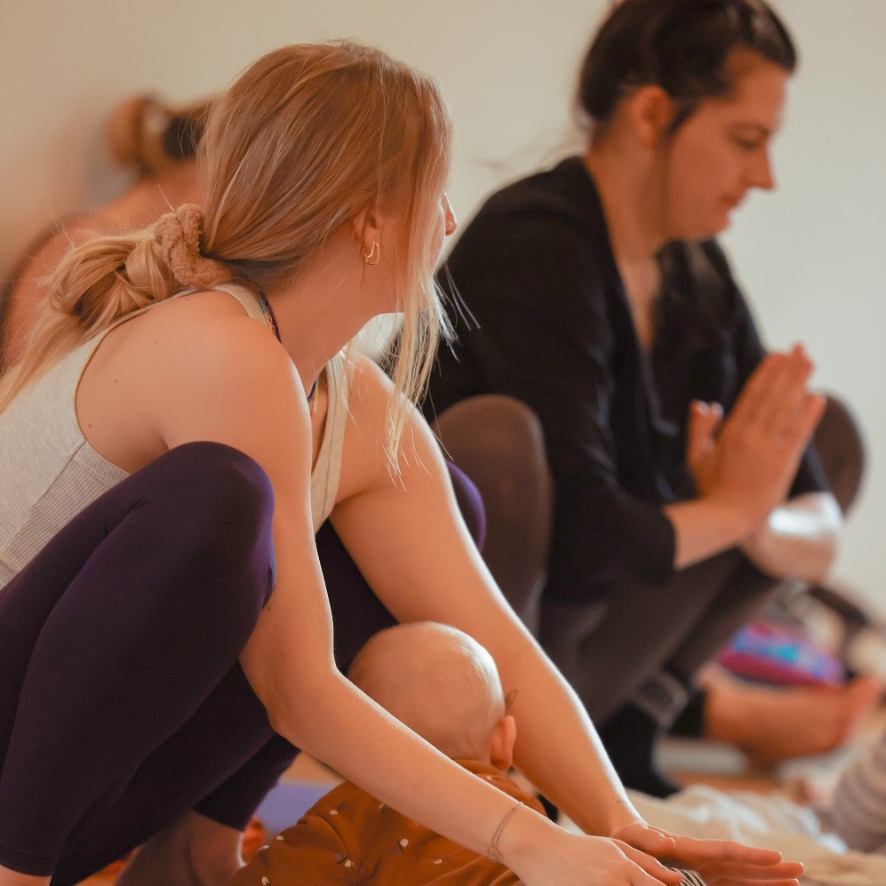 Mamas in Malasana mit Babies