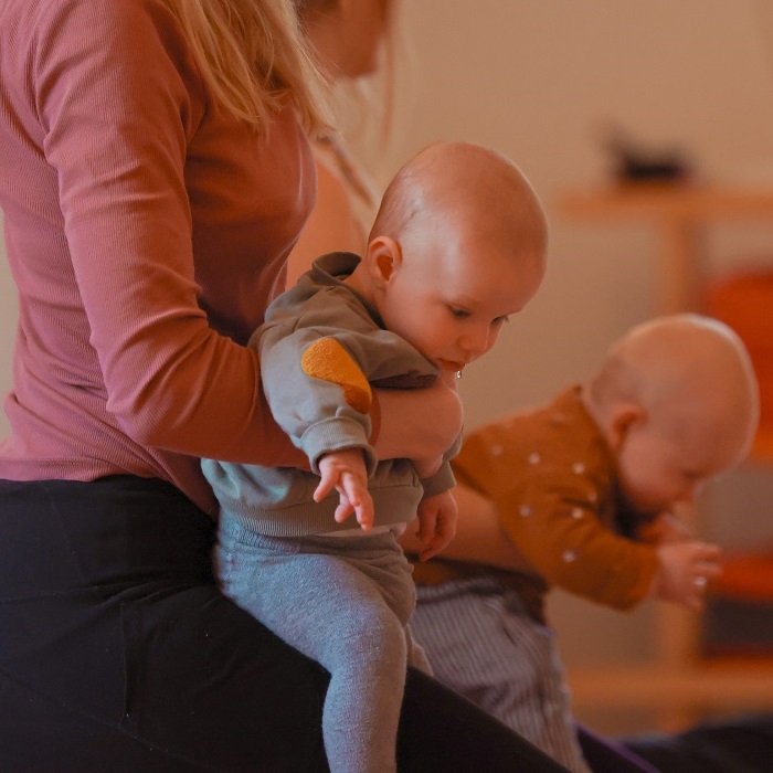 Baby darf vorn sitzen : Mamma in Veerabhadrasana II mit Baby