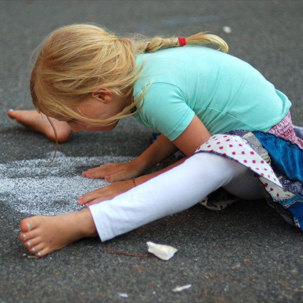 Junges Mädel sitzt zum Spielen in Upavishta Konasana - Maya