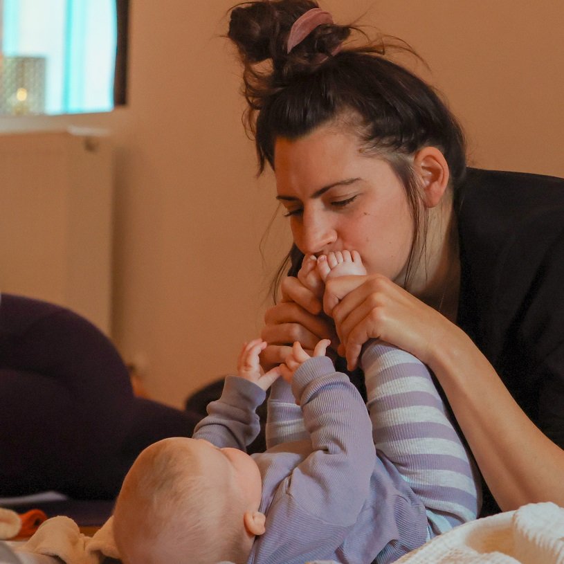 babymama kissingfeet
