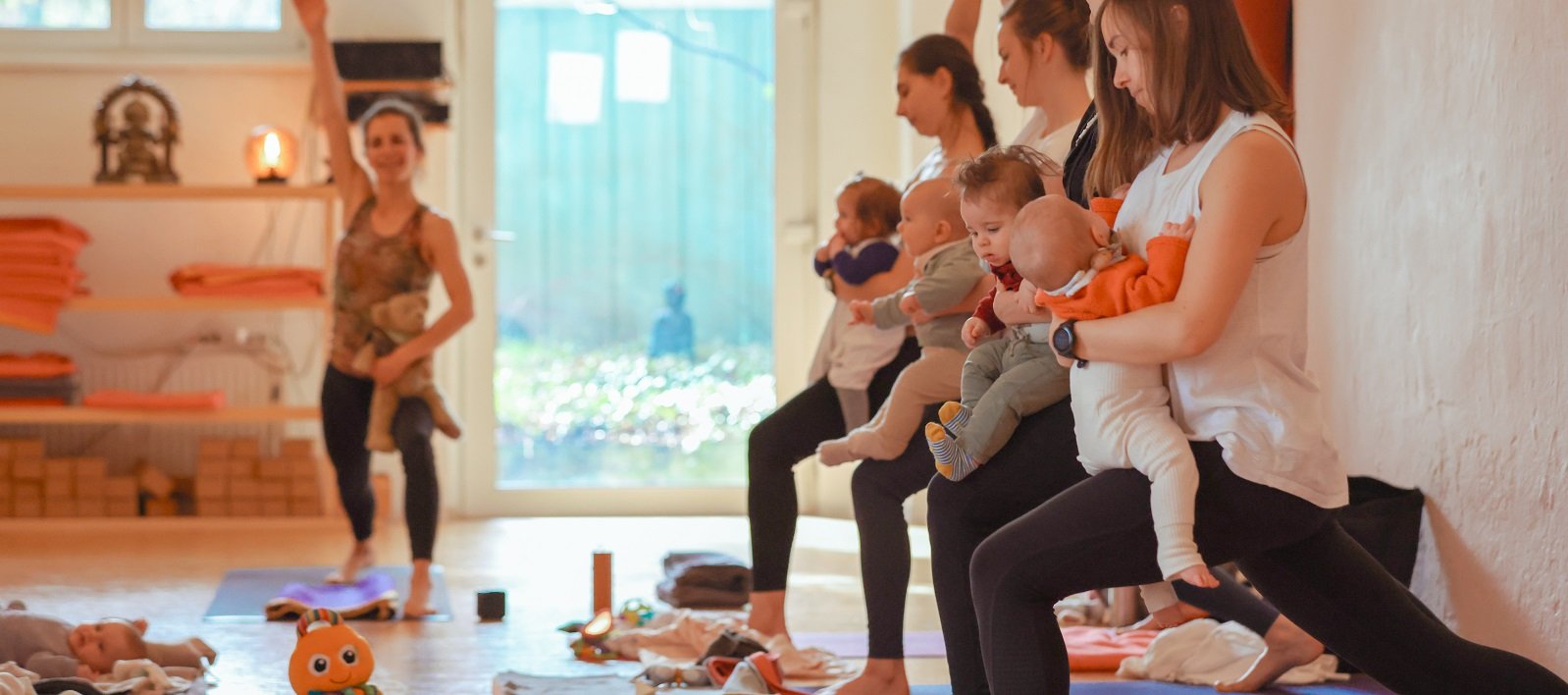 babywithmamainhighlunge