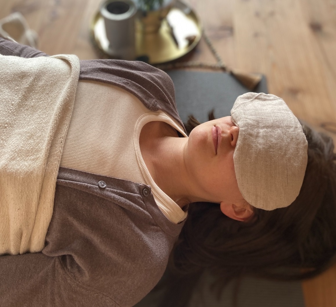 Yoga Nidra Yoga Nidra gemütlich am Boden liegend mit Augenkissen