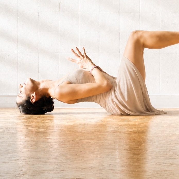 Uttana Padasana Variation mit JAde im Yogashala Innsbruck