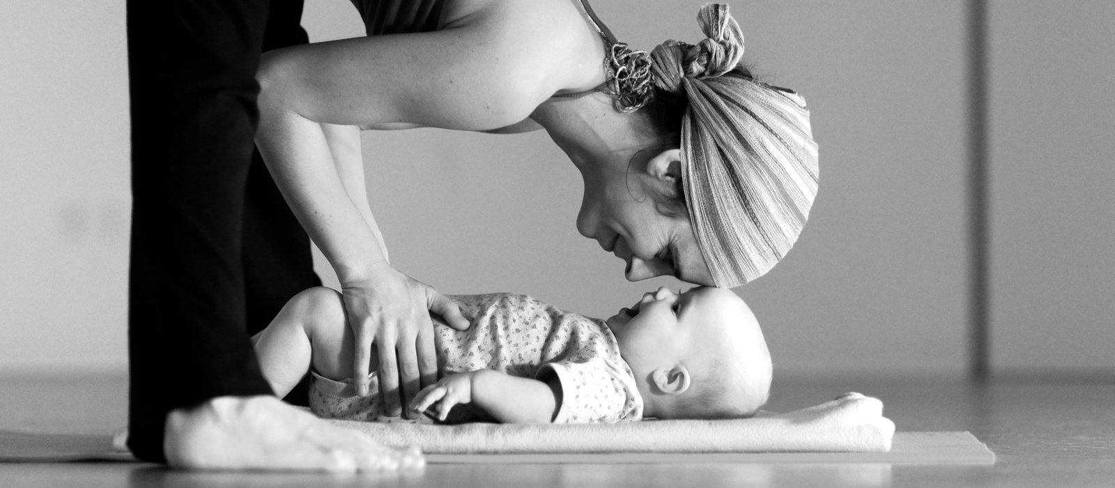 header baby yoga prasarita padottanasana